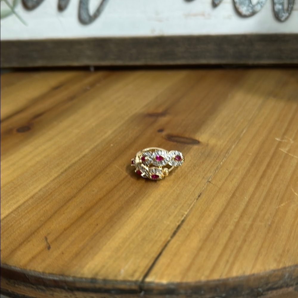 Elegant Gold and Red Women's Ring